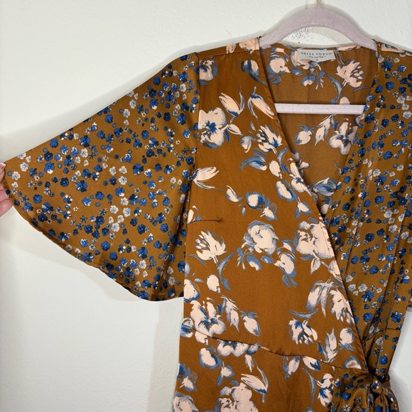 Dress Forum silky floral wrap dress size medium - Picture 6 of 11